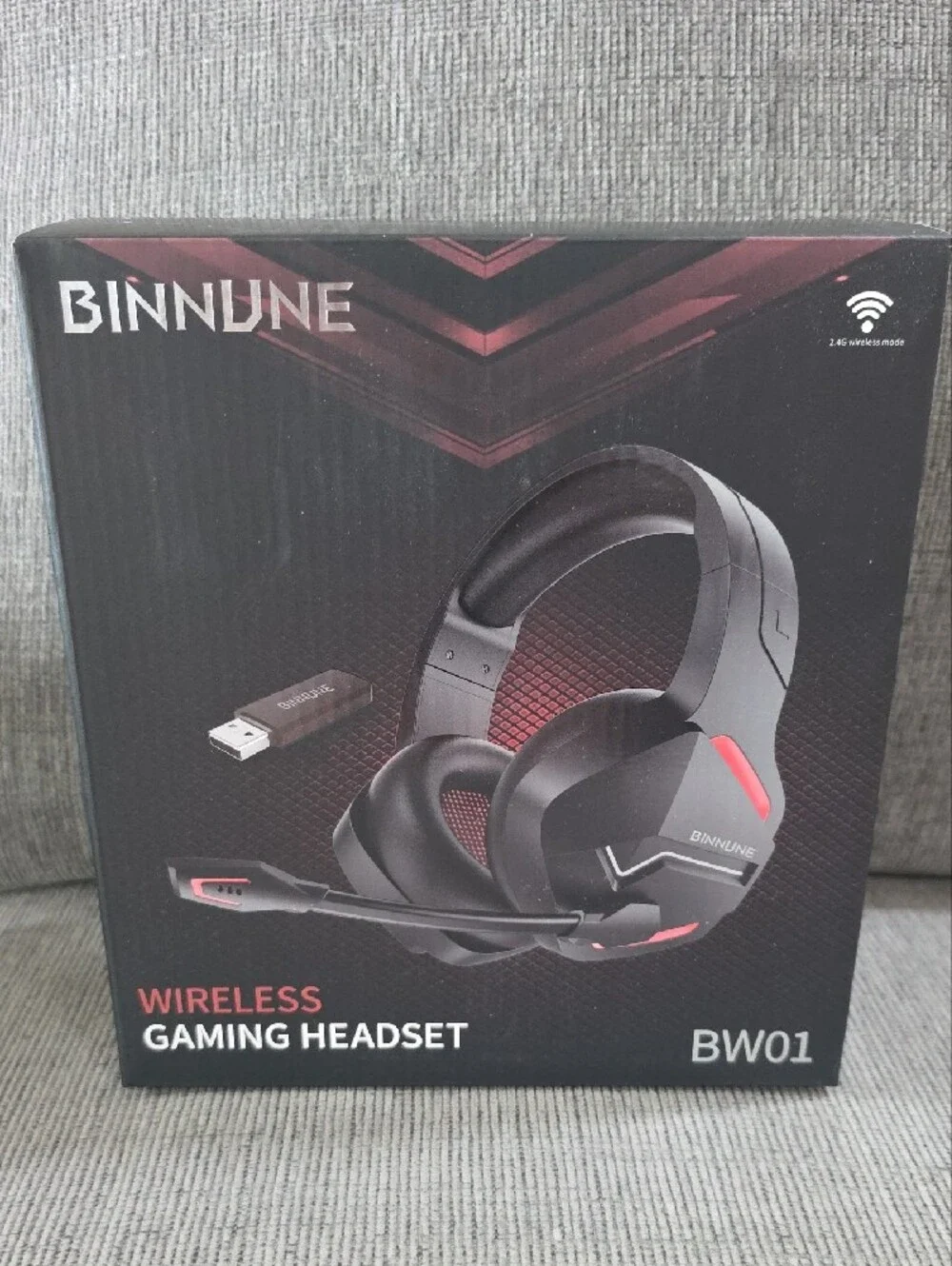 Binnune Black and Red Wireless Gaming Headset BW01, New In Box.